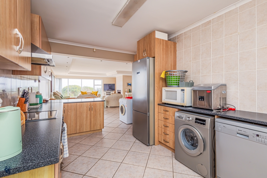 6 Bedroom Property for Sale in Middedorp Western Cape